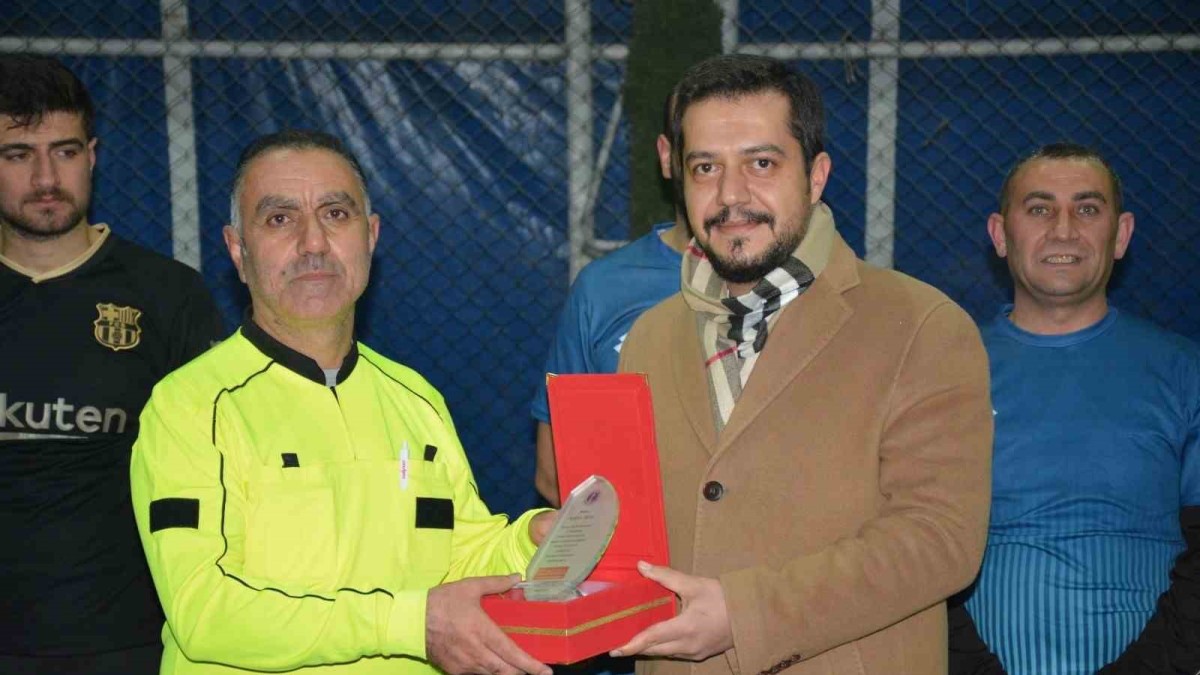 Tatvan'da futbol turnuvasının şampiyonu Eczane Sarf oldu