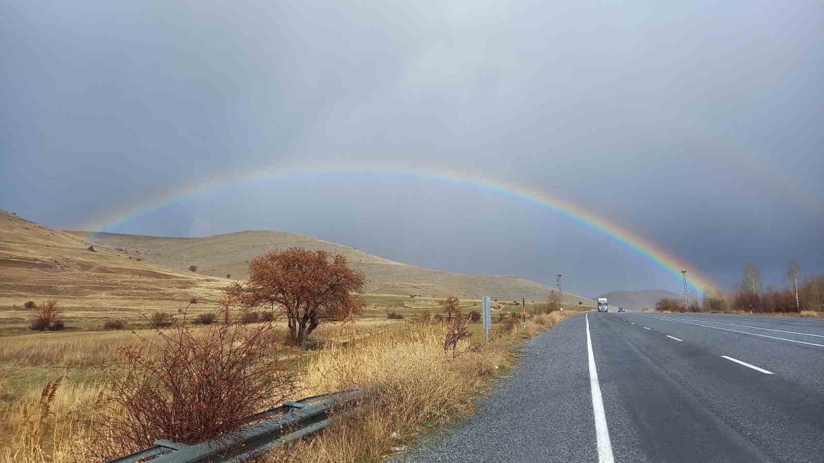 Tatvan'da "Gökkuşağı" güzelliği