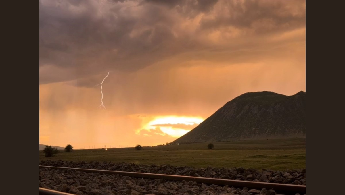Tatvan'da gökyüzü kızıla büründü