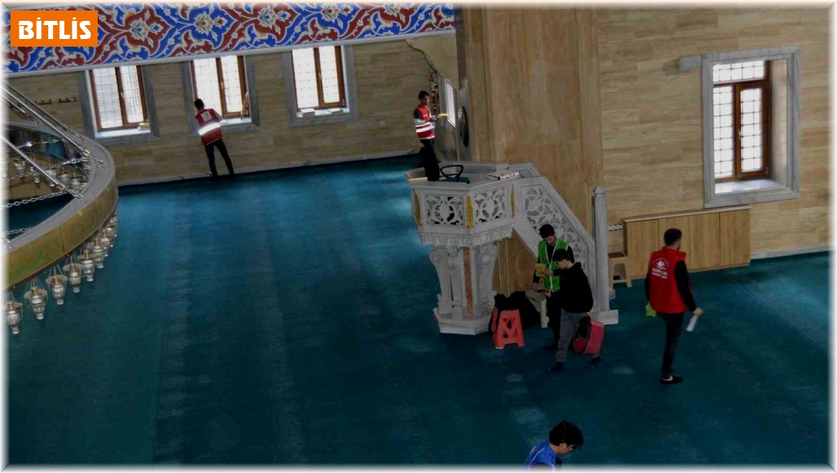 Tatvan'da gönüllülerden ramazan ayına özel camii temizliği