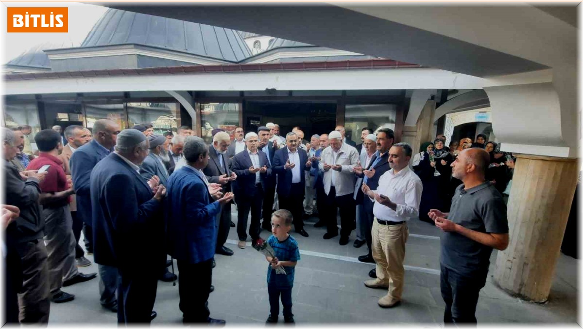 Tatvan'da hacı adayları kutsal topraklara uğurlandı