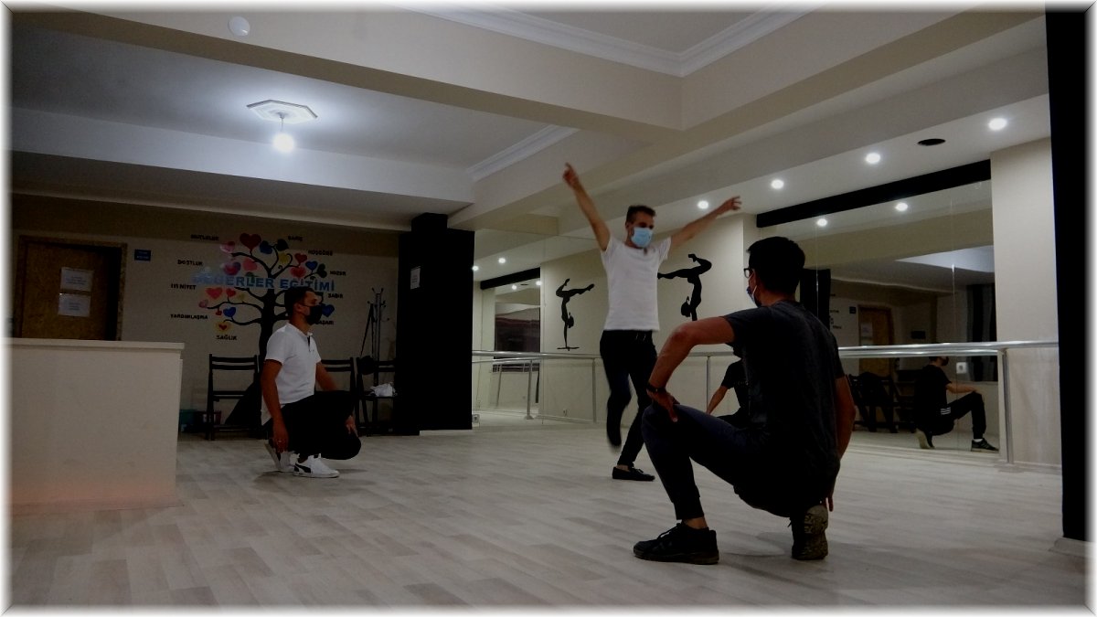 Tatvan'da halk oyunları gençleri sosyalleşmeye yöneltiyor