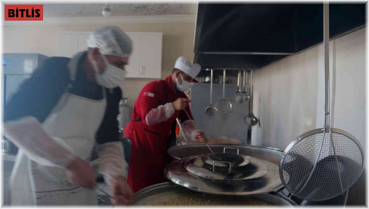 Tatvan'da ihtiyaç sahibi ailelere iftarda sıcak yemek dağıtımı