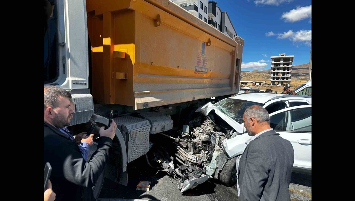 Tatvan'da kamyon ile otomobil çarpıştı: 3 yaralı