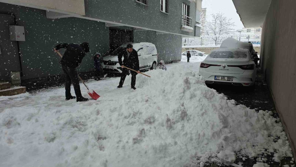 Tatvan'da kar kalınlığı 1 metreye ulaştı