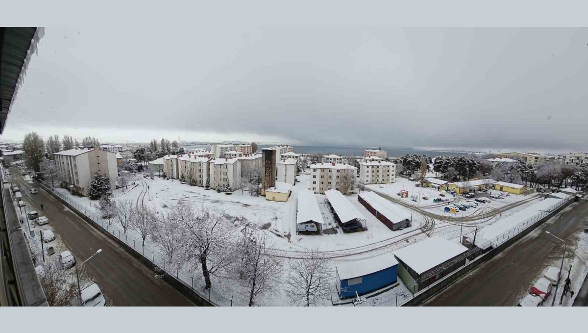 Tatvan'da kar yağışı başladı