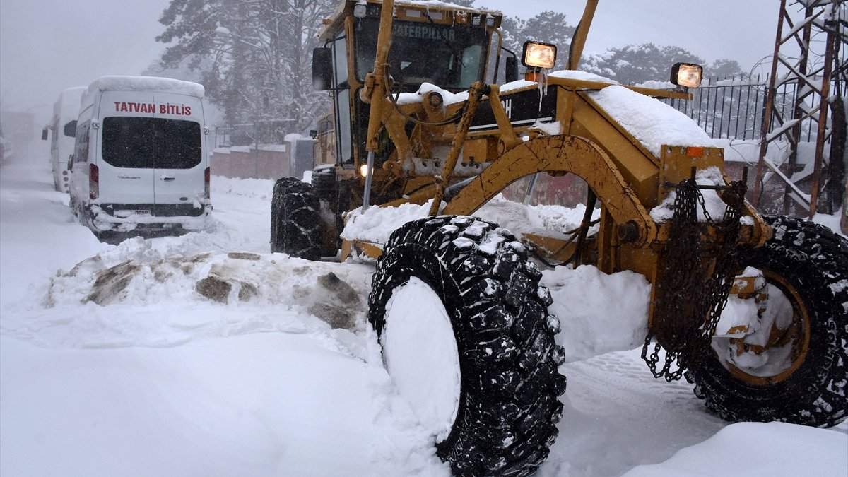 Tatvan'da karla mücadele çalışmaları