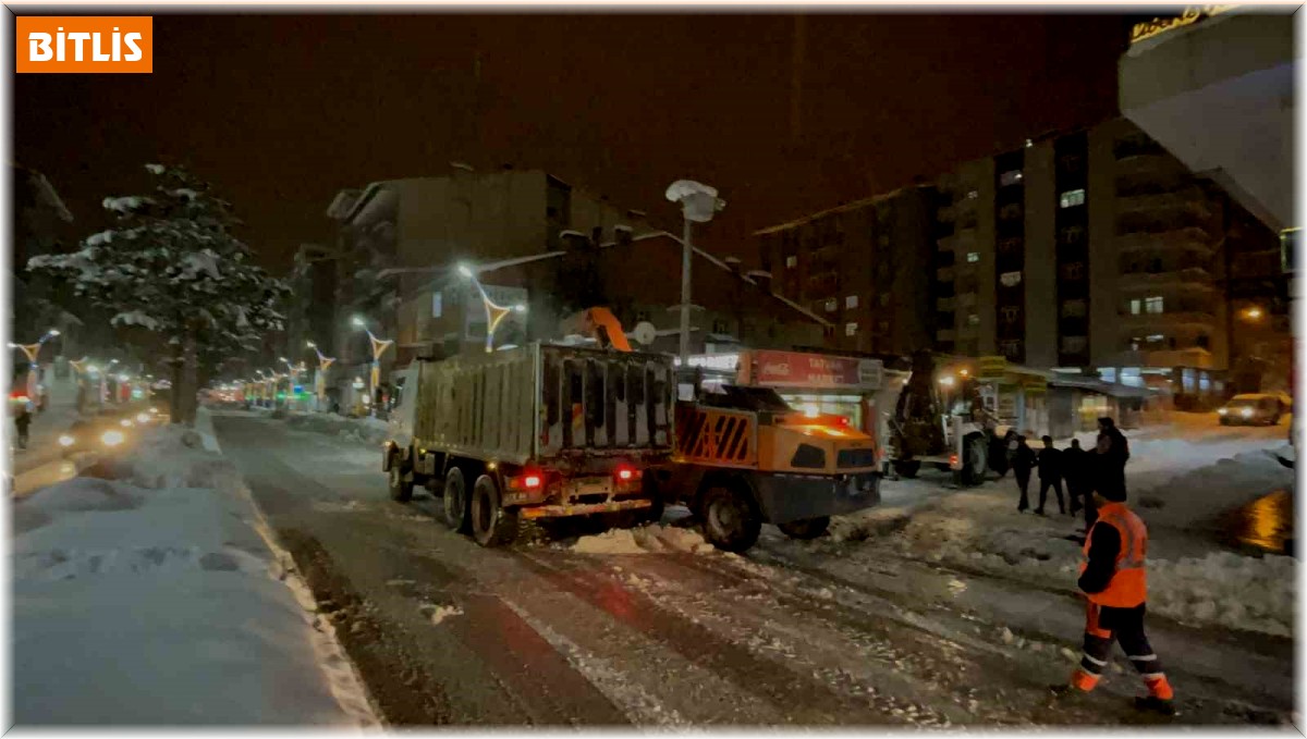 Tatvan'da karla mücadele çalışmaları aralıksız sürüyor