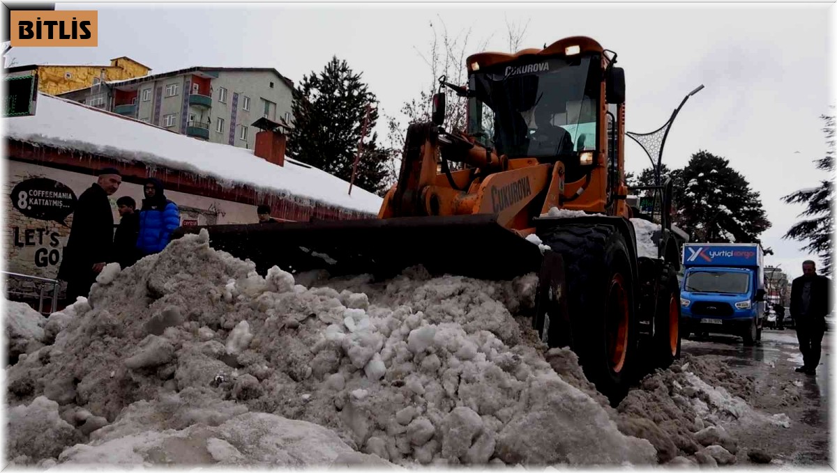 Tatvan'da karla mücadele çalışması devam ediyor