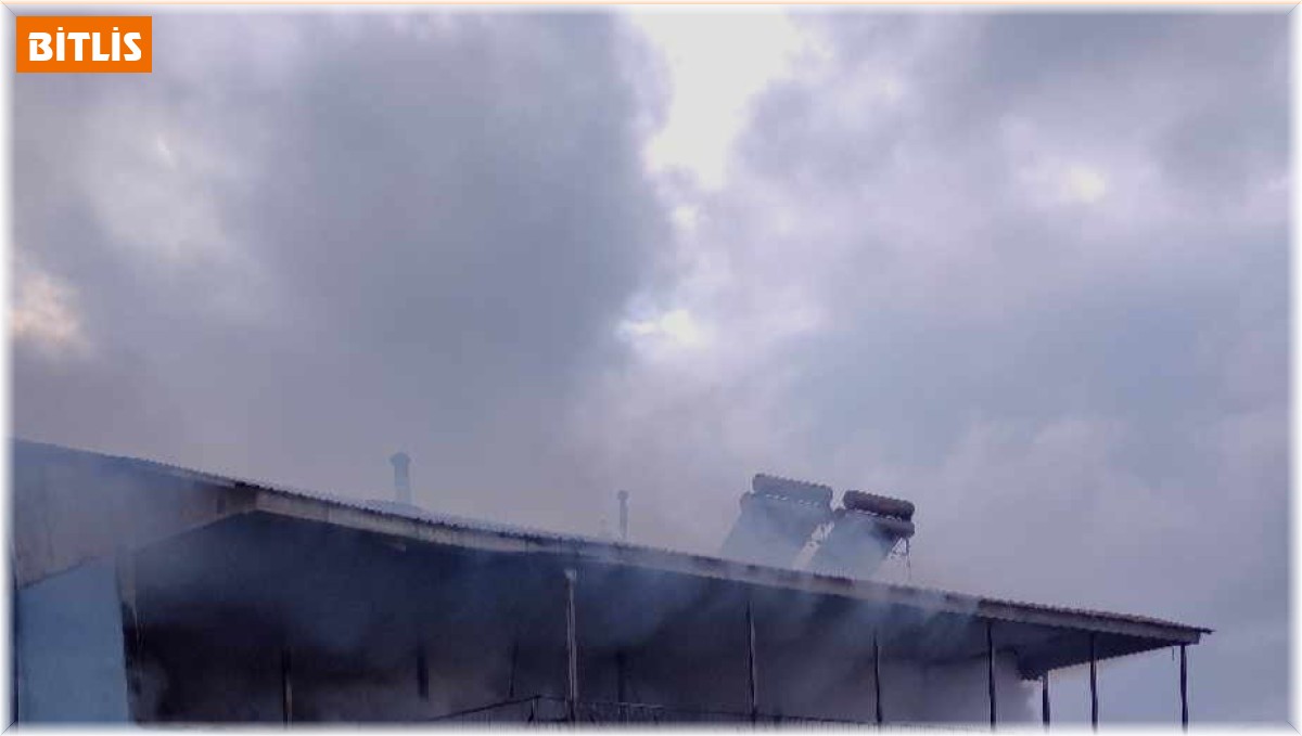 Tatvan'da korkutan iş yeri yangını