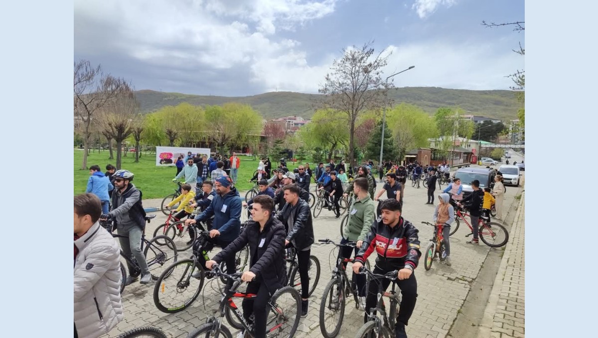 Tatvan'da merhum Öğretmen Ferhat Orak anısına bisiklet turu düzenlendi