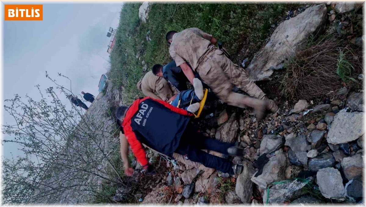 Tatvan'da minibüs şarampole yuvarlandı: 1 ölü, 11 yaralı