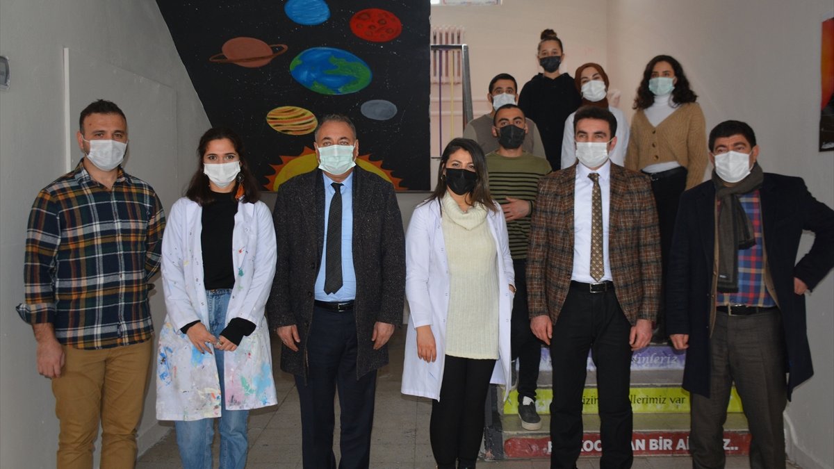 Tatvan'da öğretmenler okul boyadı