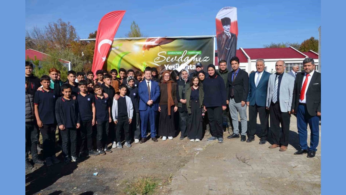 Tatvan'da okul bahçeleri fidanlarla yeşilleniyor
