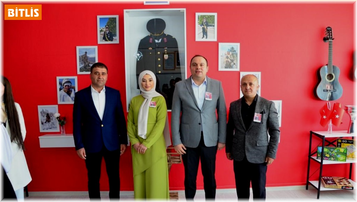 Tatvan'da okulda sergi açılışı