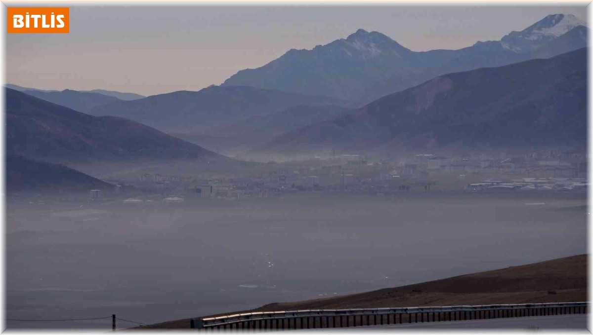 Tatvan'da oluşan sis bulutu adeta şehri görünmez hale getirdi