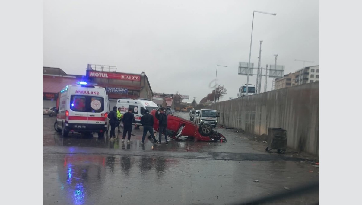 Tatvan'da otomobil köprülü kavşaktan uçtu: 2 yaralı