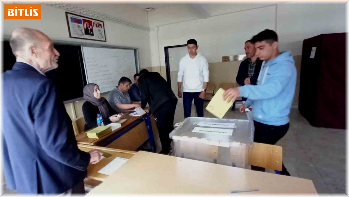 Tatvan'da oy kullanma işlemi başladı