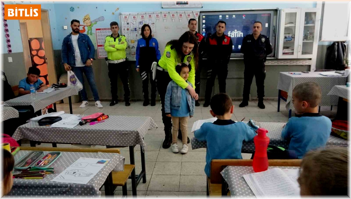 Tatvan'da polis ekipleri 1 yılda 4 bin 250 öğrenciye polislik mesleğini tanıttı