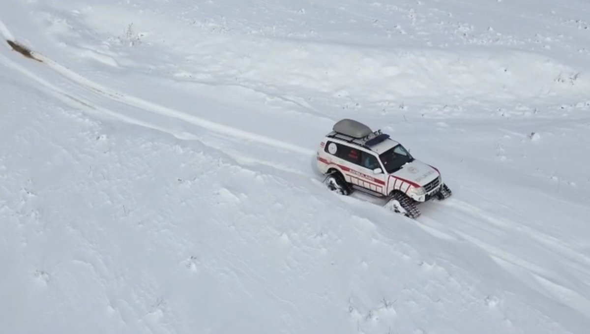 Tatvan'da rahatsızlanan hasta paletli ambulansla kurtarıldı