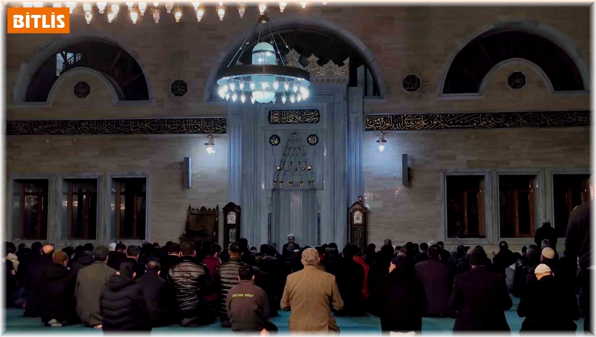 Tatvan'da Regaip Kandili dualarla idrak edildi