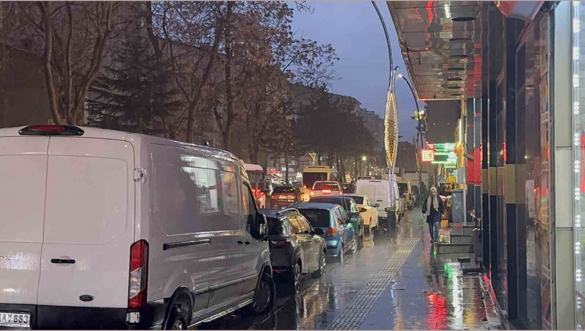 Tatvan'da sağanak yağış taşkınlara yol açtı