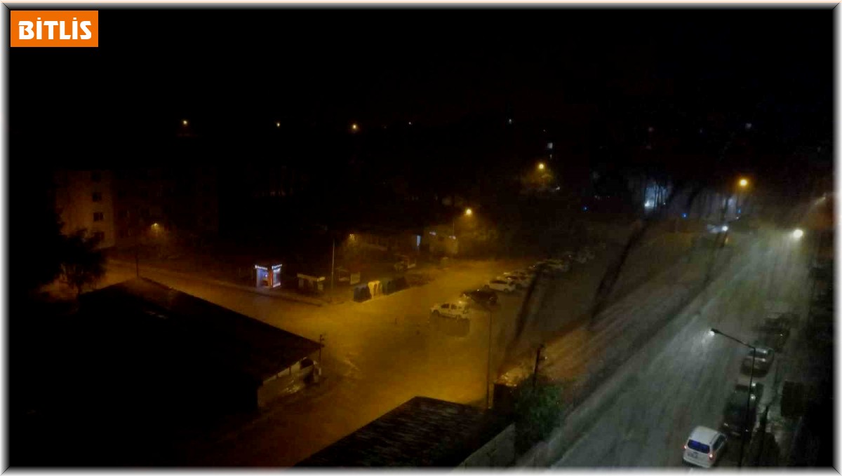 Tatvan'da sağanak yağış ve dolu hayatı felç etti