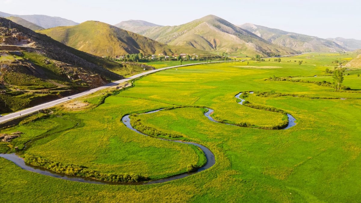 Tatvan'da sarı ve yeşil renklerin arasından süzülen menderes görsel şölen sunuyor