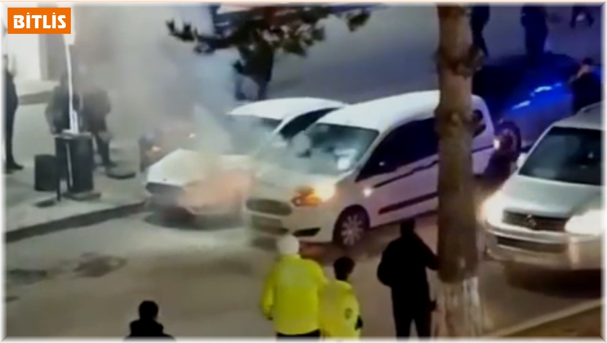Tatvan'da seyir halindeki hafif ticari araç yandı