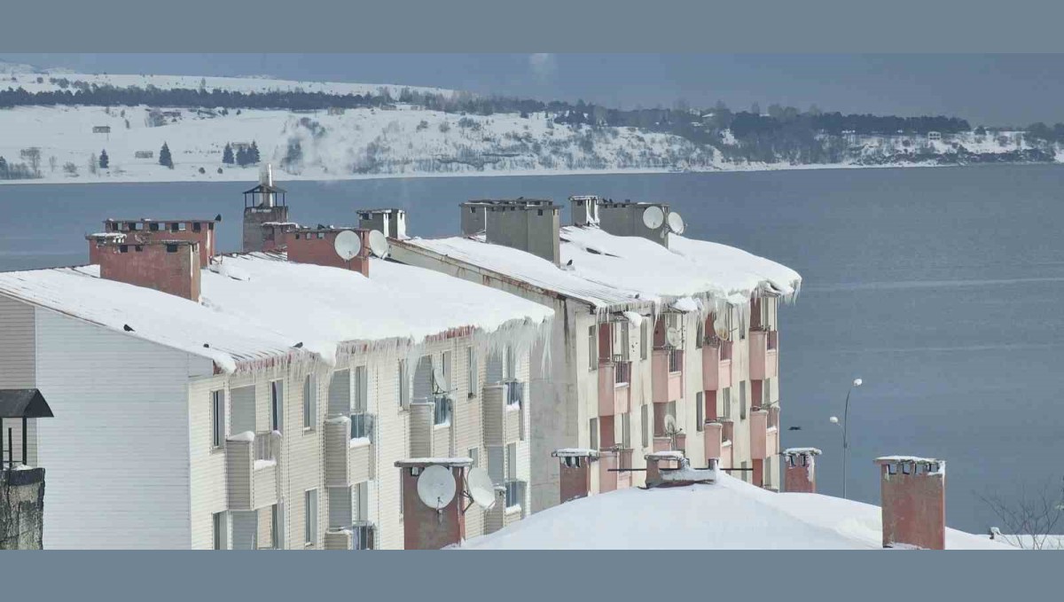 Tatvan'da sibirya soğukları etkili oluyor: Çatılarda metrelerce buz sarkıtları oluştu