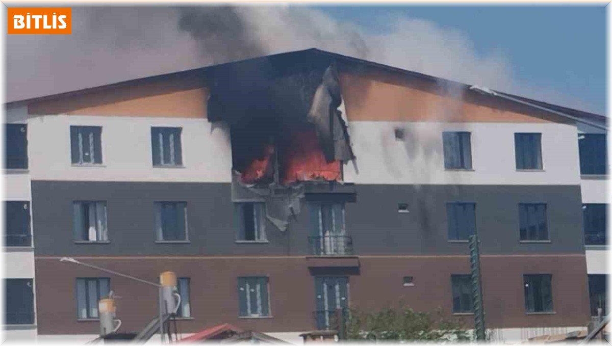 Tatvan'da şiddetli patlama: Alevler daireyi sardı