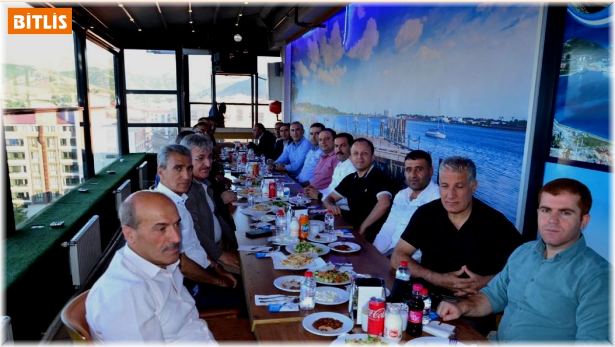 Tatvan'da tayini çıkan müftü ve komutanlar için veda yemeği