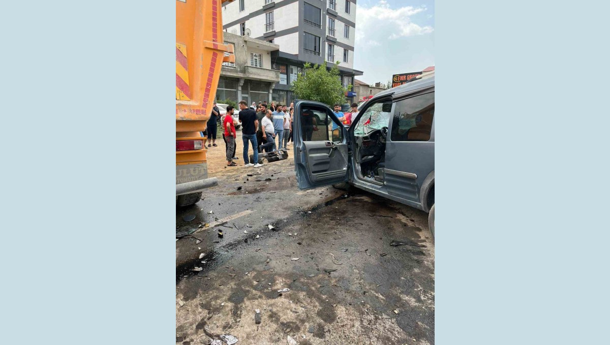 Tatvan'da tır ile kamyonet çarpıştı: 2 yaralı