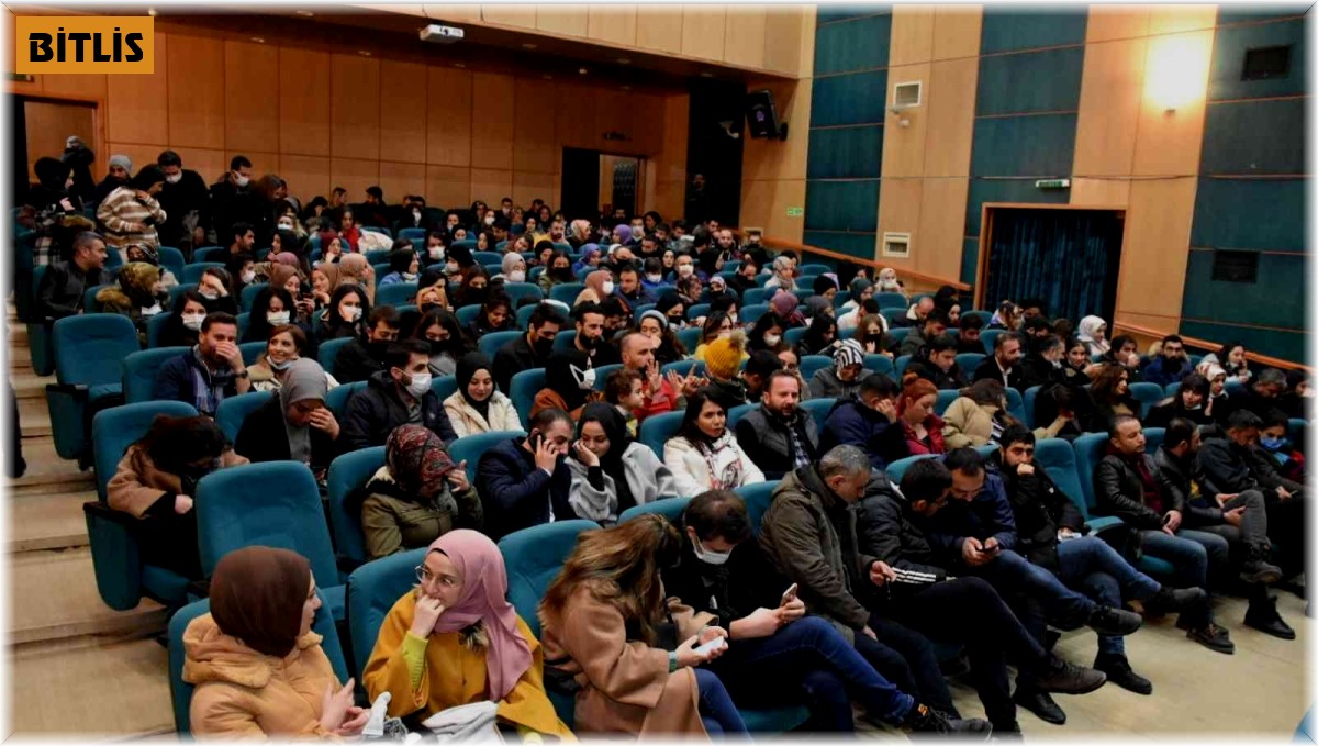 Tatvan'da tiyatro oyununa yoğun ilgi