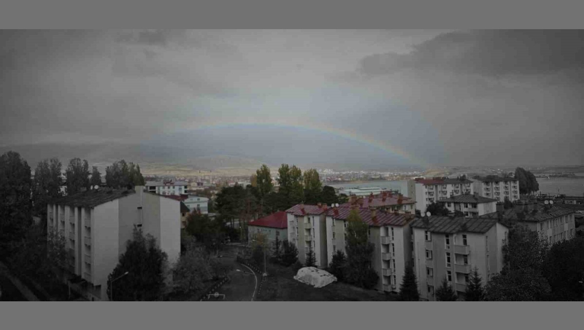 Tatvan'da yağmur sonrası gökkuşağı