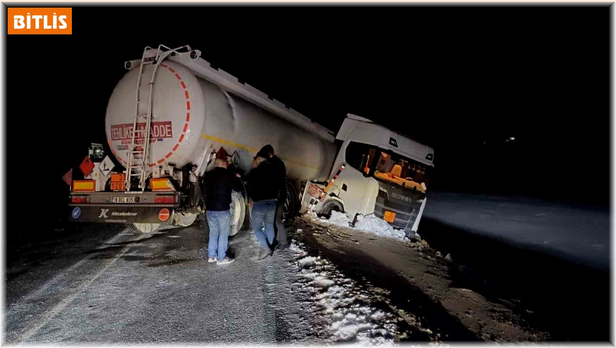Tatvan'da yakıt yüklü tır yoldan çıktı, kaza ucuz atlatıldı