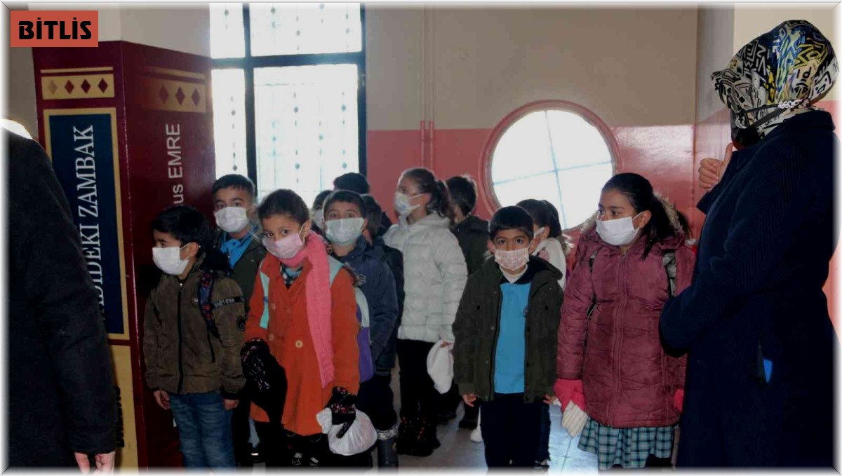 Tatvan'da yarıyıl tatilinin ardından okullar yeniden açıldı