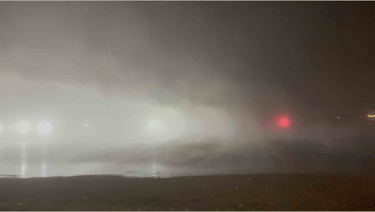 Tatvan'da yoğun sis sürücülere zor anlar yaşattı