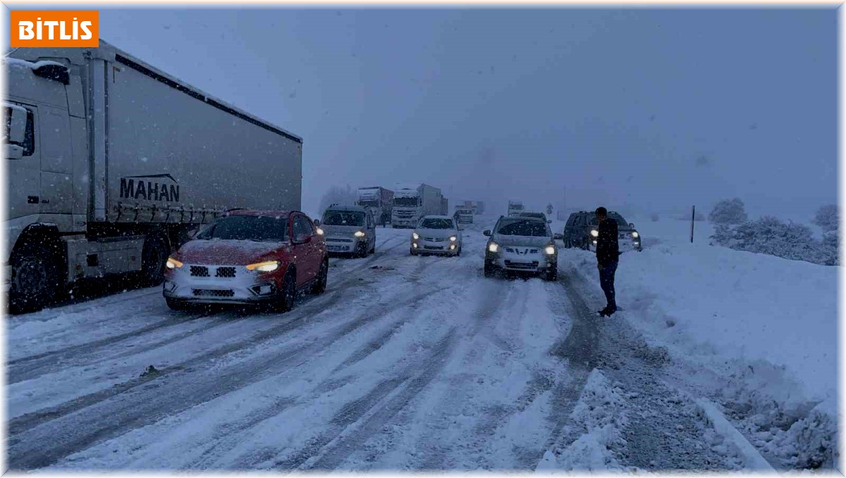Tatvan'da yolda mahsur kalanları afet bölgesine giden AFAD ekibi kurtardı