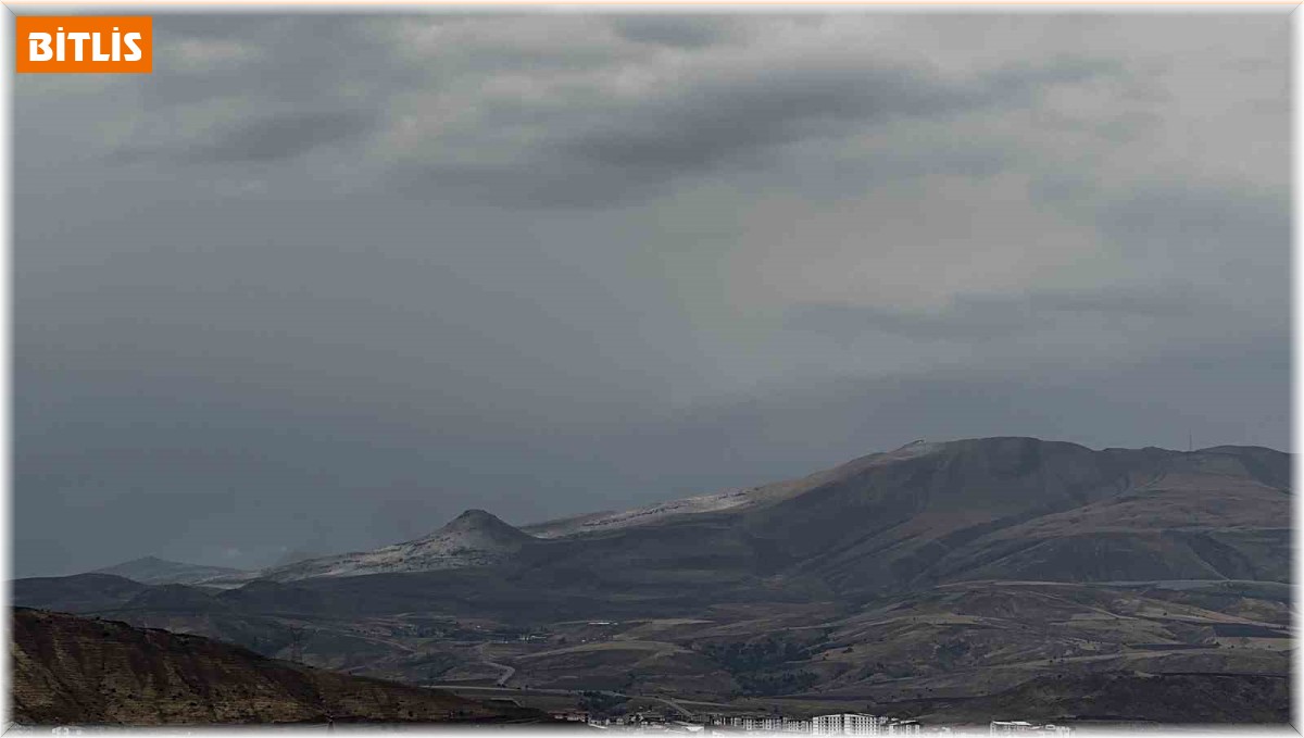 Tatvan'da yüksek kesimlere kar yağdı