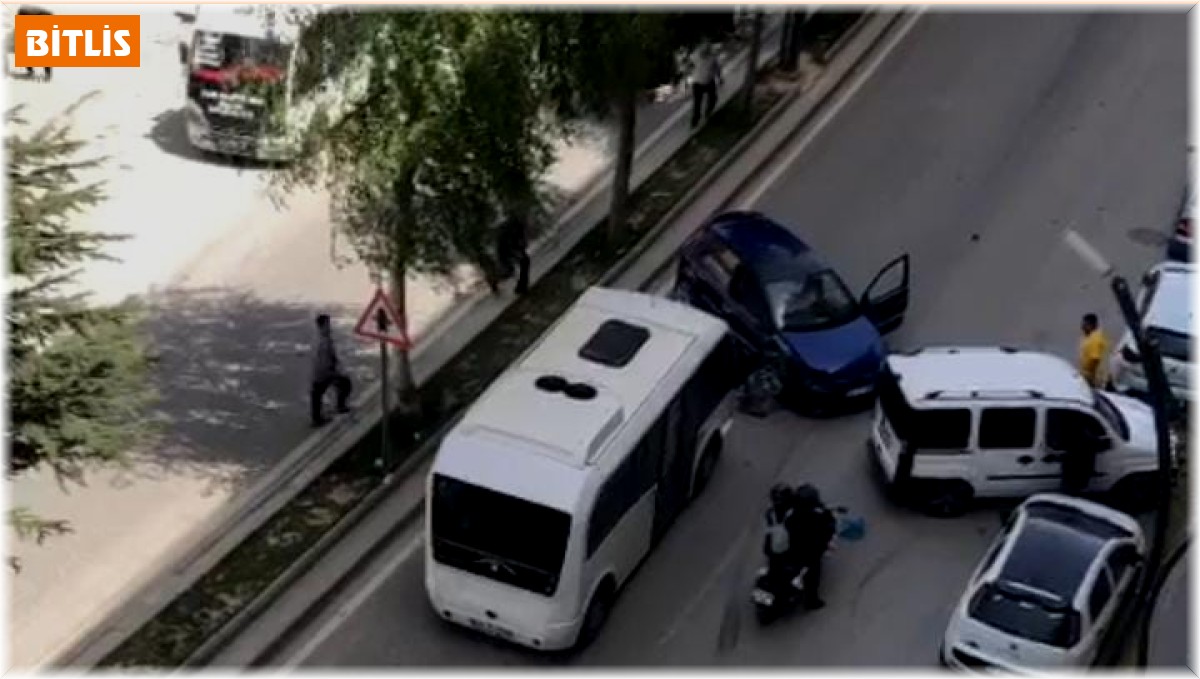 Tatvan'da zincirleme kaza: 3 yaralı