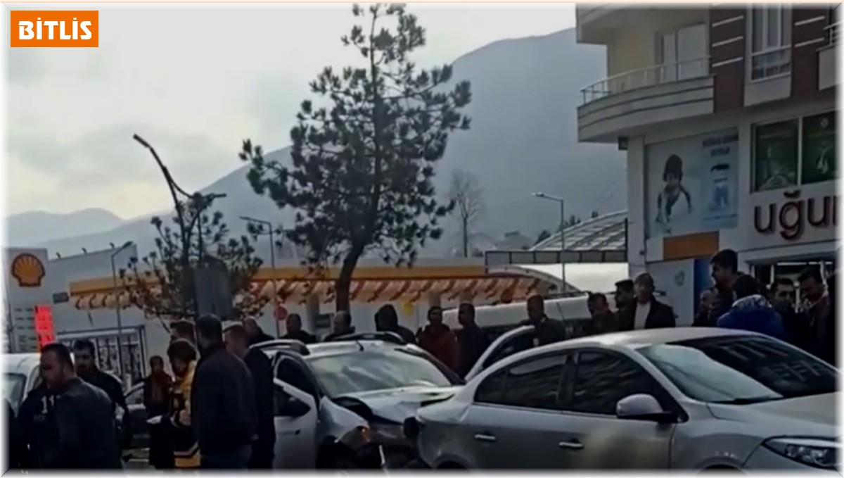 Tatvan'da zincirleme kaza: 3 yaralı