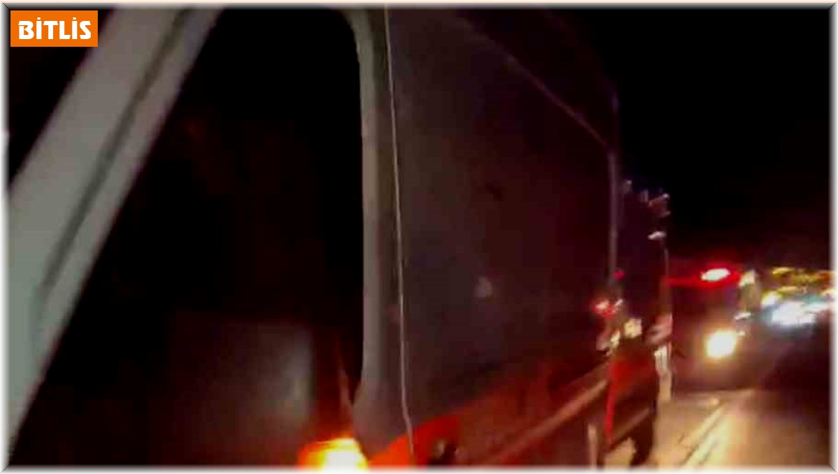 Tatvan'da zincirleme kaza: Ambulans kazaya karıştı