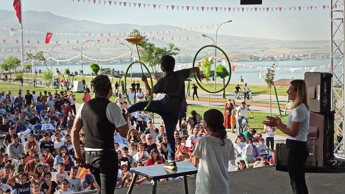 Tatvan'daki 'Bayram Şöleni'nde çocuklar gönüllerince eğlendi