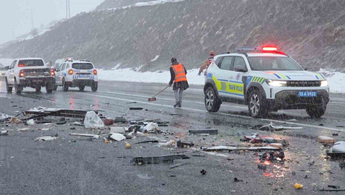 Tatvan'daki feci kazada karı koca hayatını kaybetti