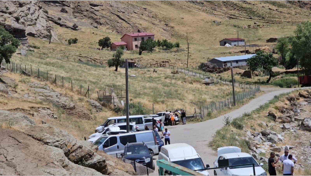 Tatvan'daki İncekaya Mağaraları ve Bapir-i Kal Türbesi'ne yoğun ilgi