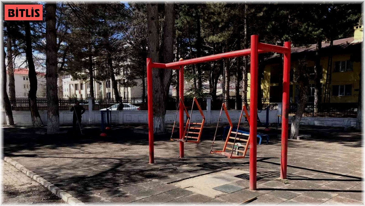 Tatvan'daki park ve bahçelerde bakım çalışması