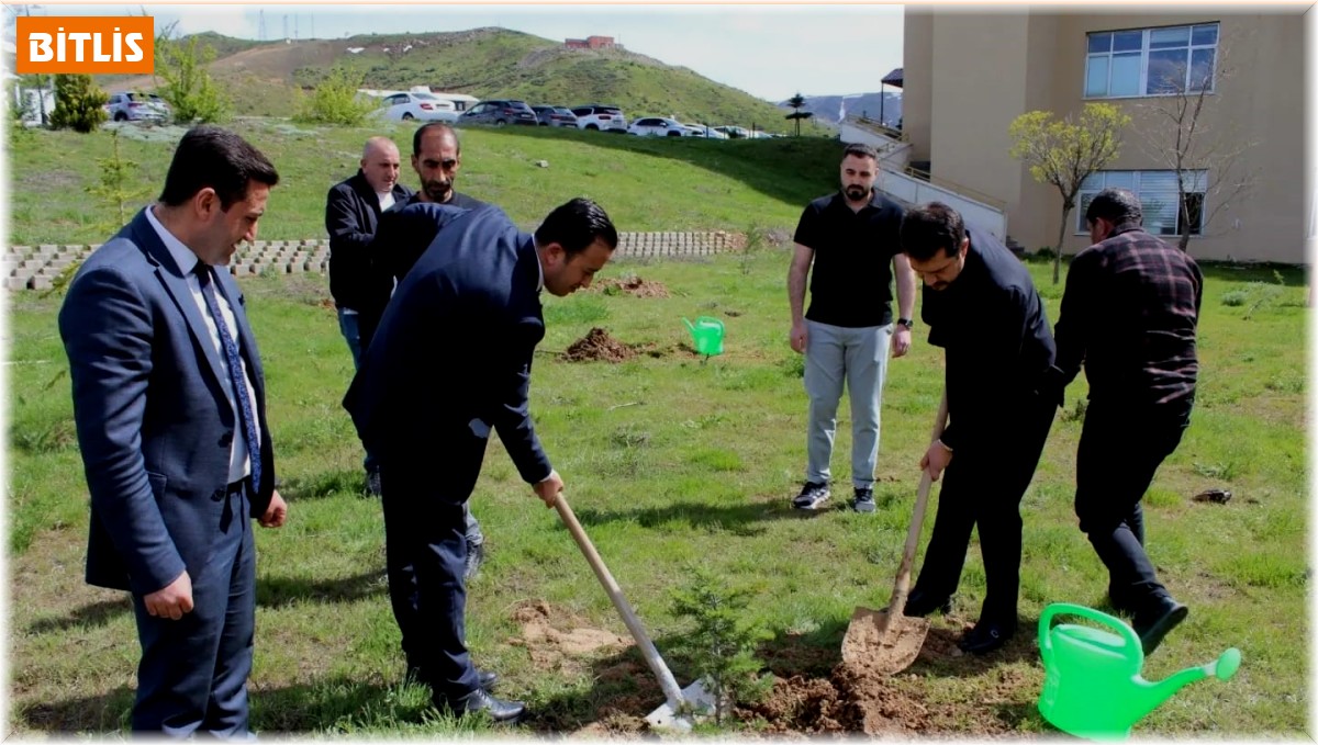 Tatvan Devlet Hastanesi bahçesinde fidan dikme etkinliği