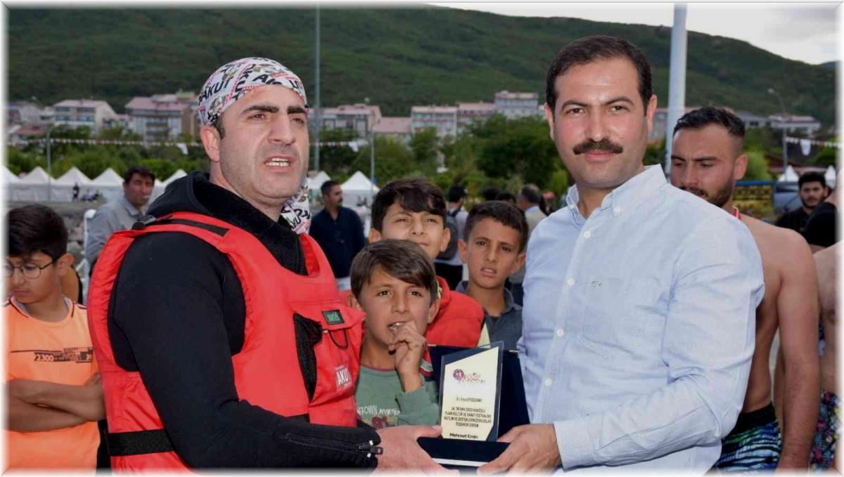 Tatvan Doğu Anadolu Fuarı Kültür ve Sanat Festivali coşkusuyla devam ediyor