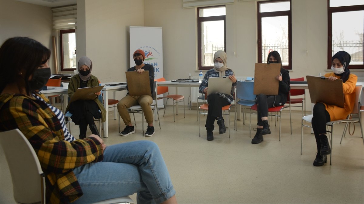 Tatvan Gençlik Merkezi'nin faaliyetleri koronavirüs tedbirleriyle sürüyor